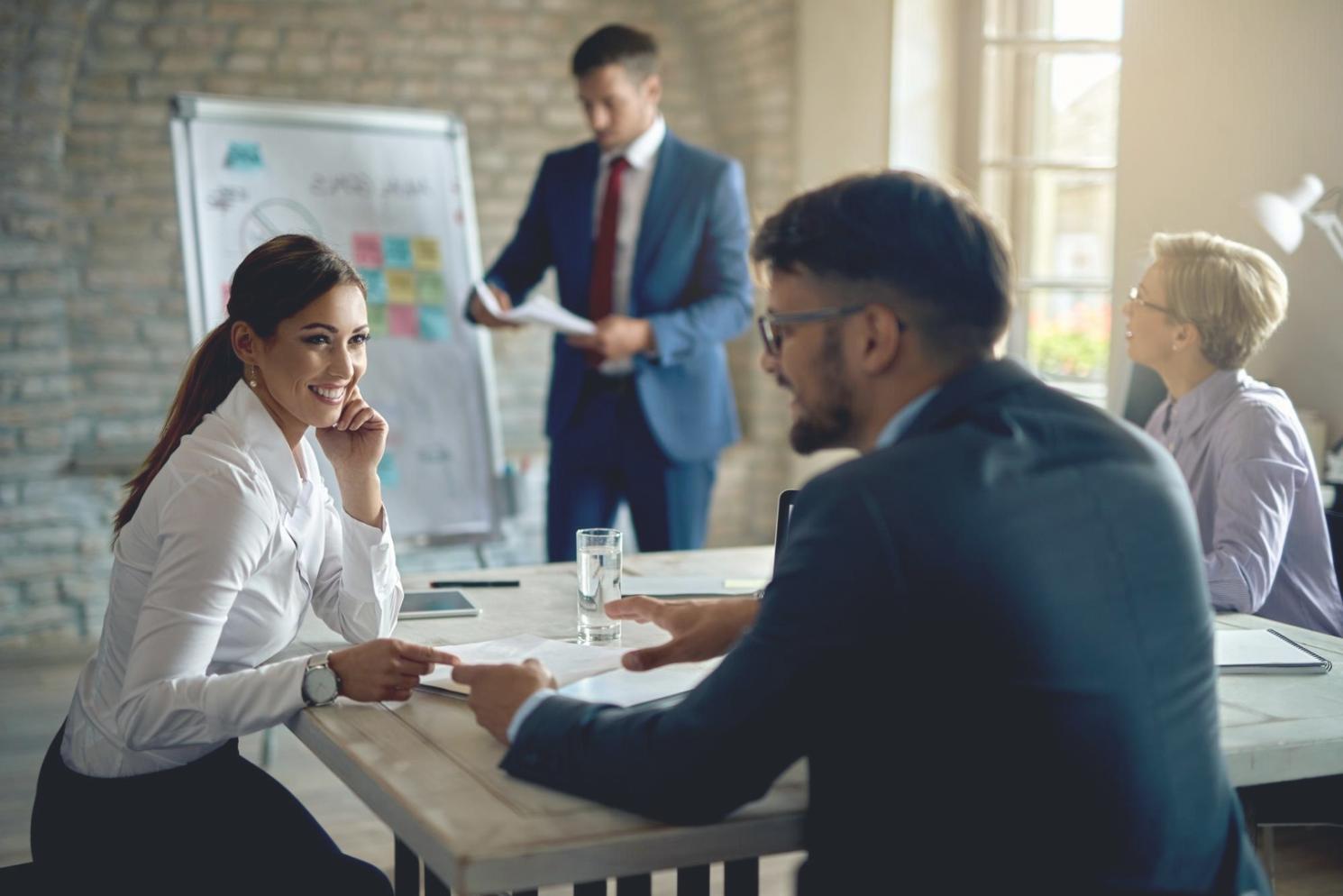 Session de formation interactive avec tableau numérique